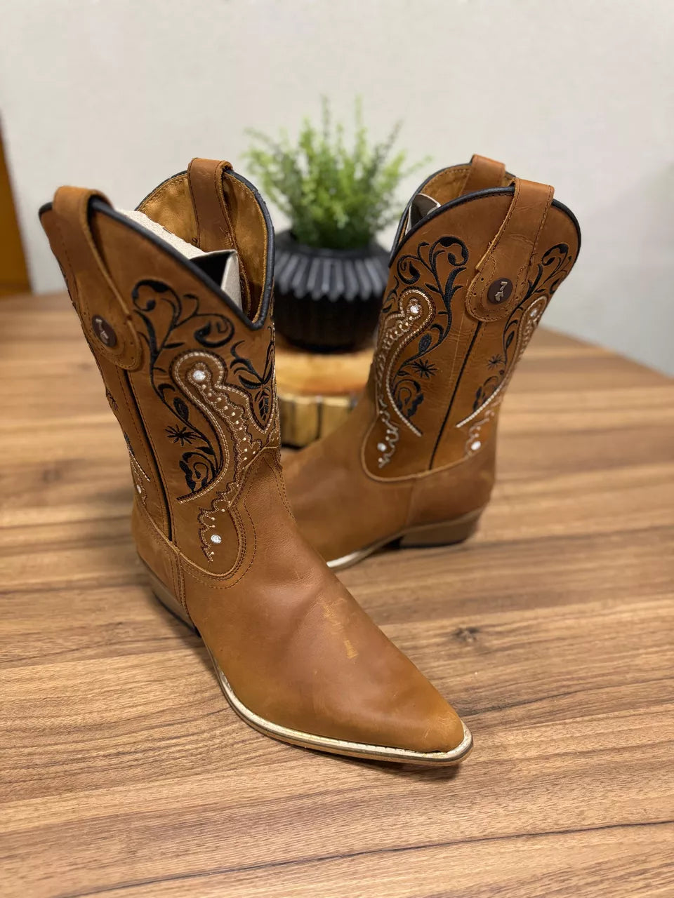 Bota Texana Tribal Em Couro Havana Cano Tradicional Bordado Tribal Bico Fino Solado Madeira